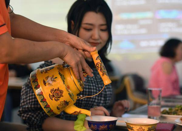 9月16日,服务员给顾客倒上产自甘肃省甘南藏族自治州的酥油茶.